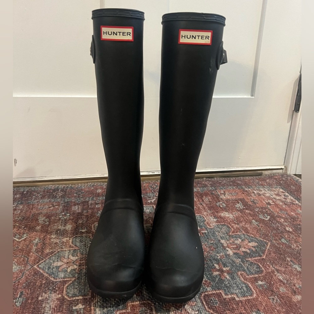 REDUCED PRICE! Black Hunter rain boots. Size 6. Barely worn.